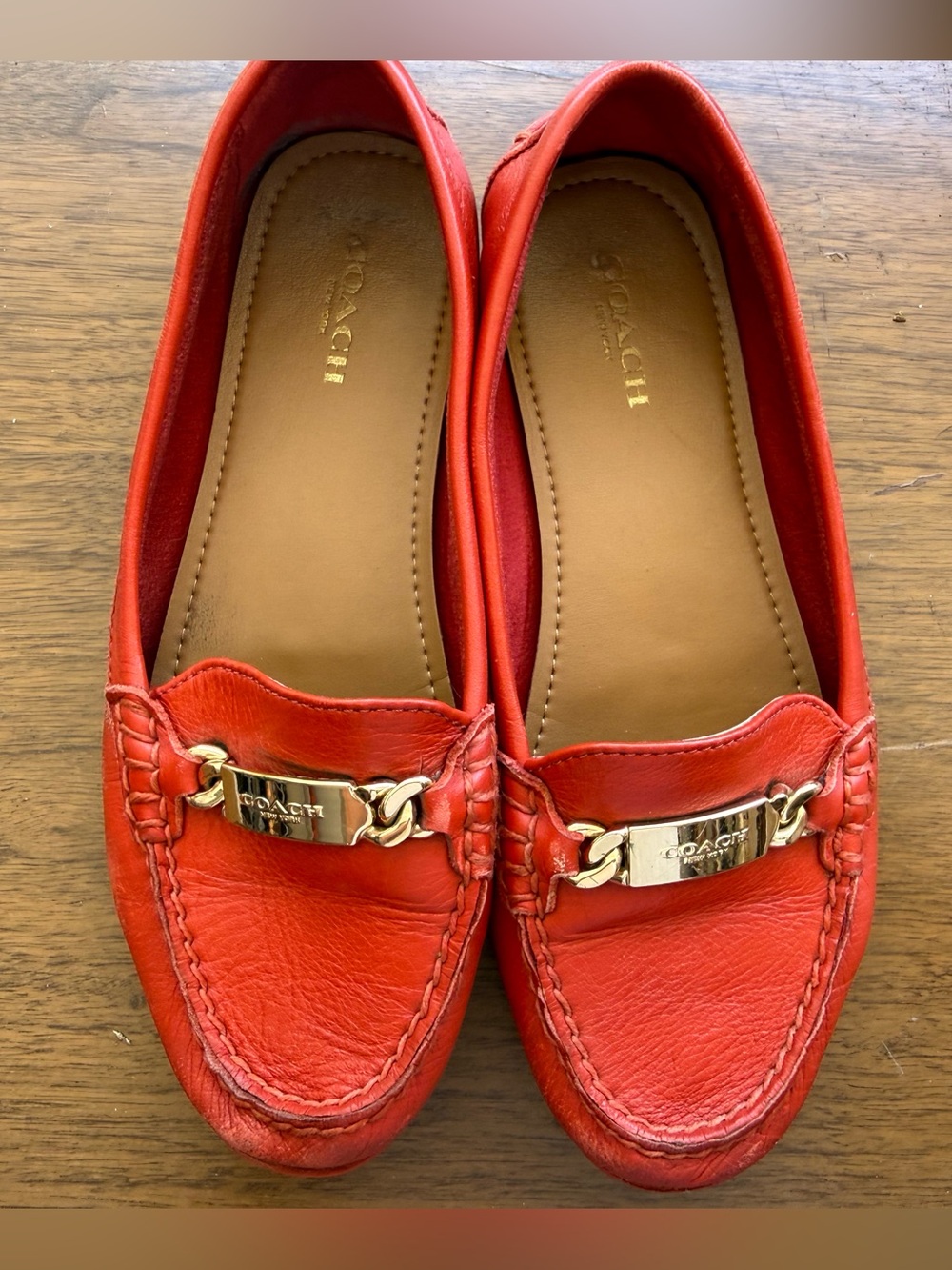 COACH OLIVE A7751 RED PEBBLED LEATHER GOLD LOGO CHAIN DRIVING MOCCASIN LOAFER